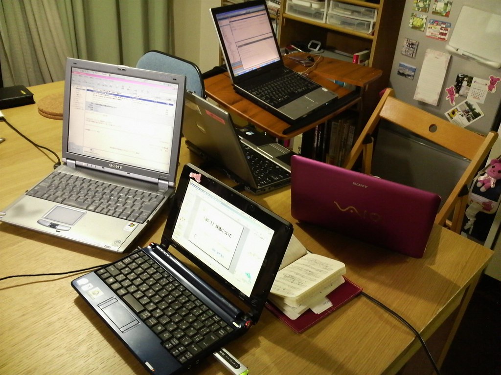 laptop z uporządkowanymi folderami